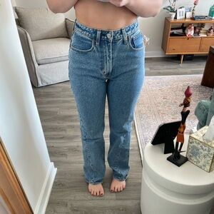 Abercrombie & Fitch the 90’s relaxed Jean high rise